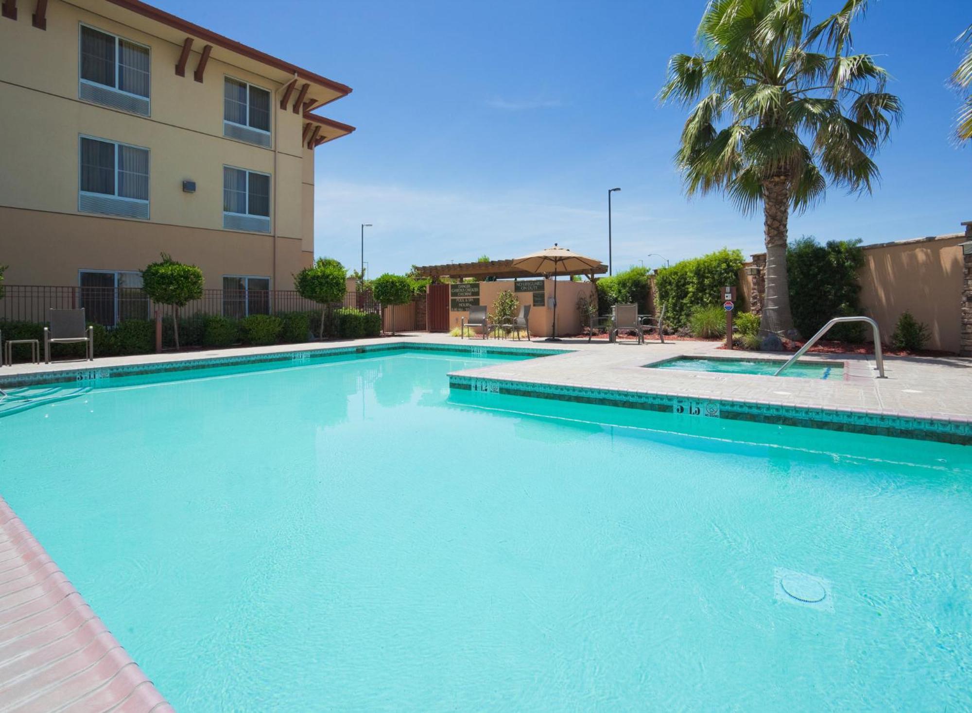 Holiday Inn Express Turlock By Ihg Bagian luar foto